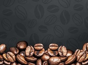 koffiebonen met zwarte achtergrond