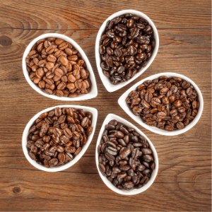 verschillende soorten koffiebonen in kommetjes