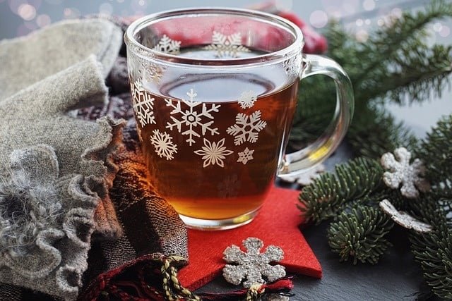 Kopje thee met winterse elementen