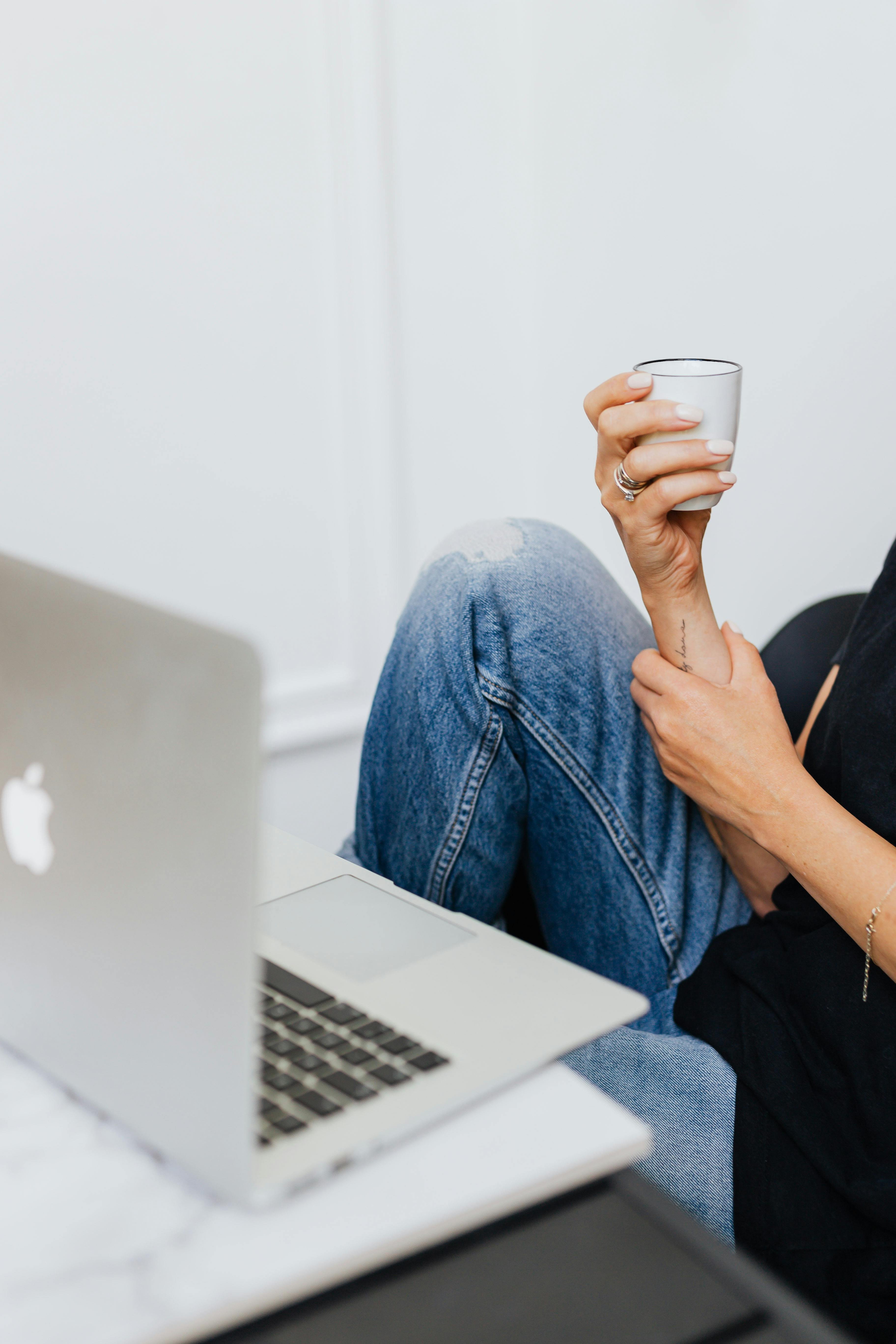 Koffie drinken terwijl je aan het werk bent