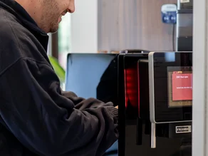 Koffiemachine op kantoor onderhouden