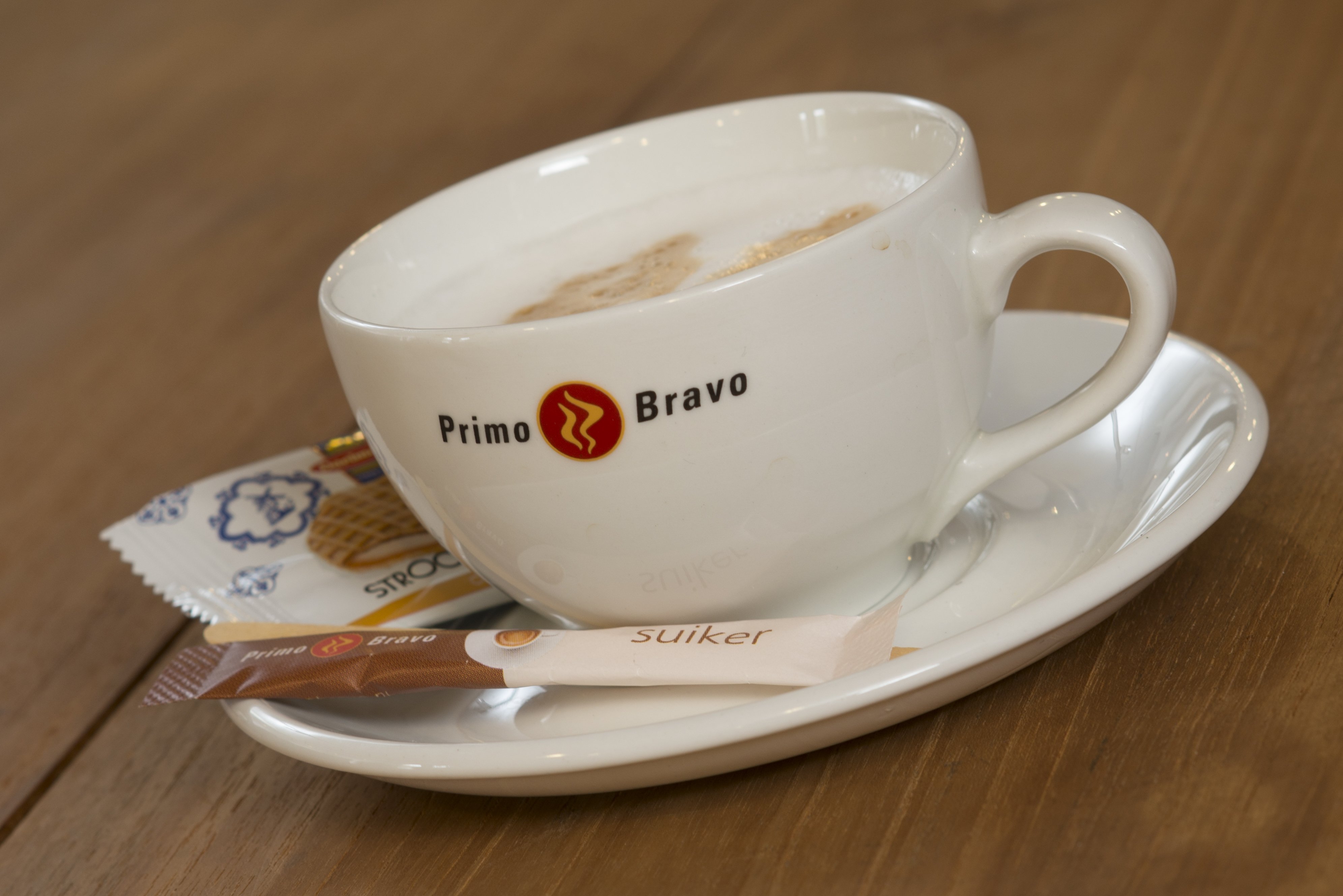 Prima Bravo koffie met koekje erbij