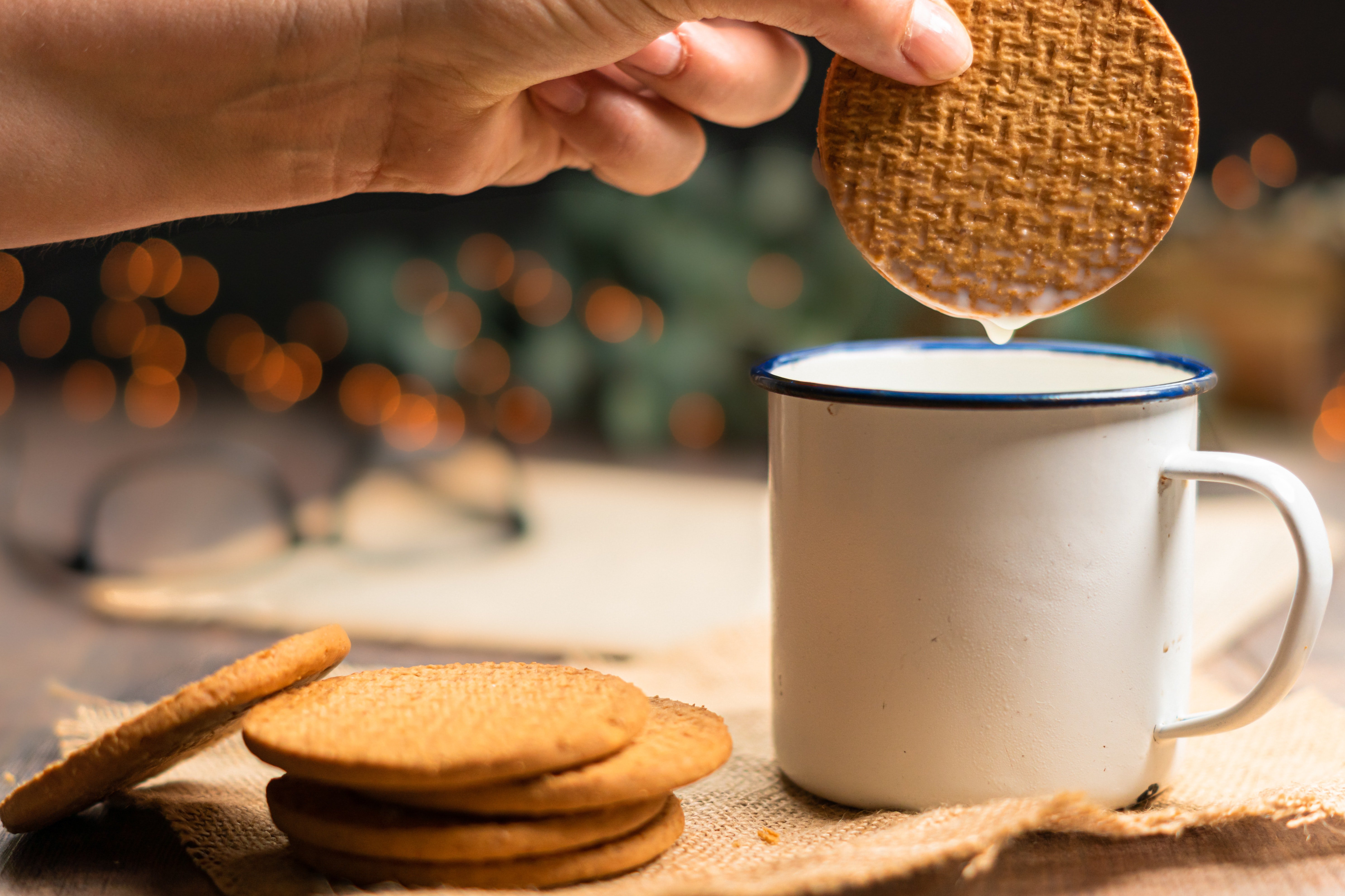 Stroopwafel dippen in een lekker bakje koffie