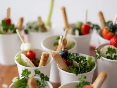 Gezonde snacks gepresenteerds in kartonnen bekers